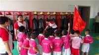 “我是小小消防員”主題活動(dòng)，老師為小朋友們講解消防用具。