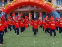 手中舞動(dòng)著大紅的四方旗，學(xué)前班的孩子演完打擊樂，又向我們展示了意氣風(fēng)發(fā)的《旗操》。