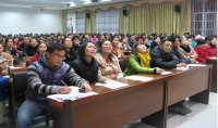 參會(huì)家長認(rèn)真觀看紅纓教育宣傳視頻，并作筆記