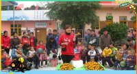 　　　　黃園長(zhǎng)向幼兒水果的色、味、吃的方法及如何講究衛(wèi)生。