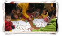 家長(zhǎng)、幼兒合作完成棉簽畫(huà)