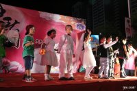 參加贛州大潤發(fā)組織的“中秋節(jié)晚會”上表演 中華民族的節(jié)日有很多，中秋節(jié)是中華民族的傳統(tǒng)節(jié)日?！霸碌街星锓滞饷鳌?，金秋送爽，丹桂飄香。金子塔幼兒參加了大潤發(fā)組織的“文化大餐”中秋晚會演出。幼兒表演兩個節(jié)目，得到大家的好評。