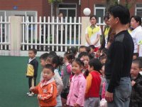 老師們、家長們、幼兒們一起參加升旗儀式！
