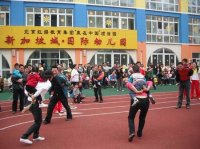 家長們你追我閃，背著寶寶們揪尾巴呢！