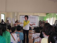 戴園長正在指揮學(xué)生們聯(lián)系打擊樂節(jié)奏！
