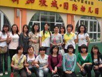 荊州教育學(xué)院師生和戴園長、李主任的合影留念！