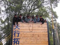“絕壁求生”，戴園長正在和老師們研究解救方案