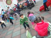 模仿小矮人走路，能蹲著走5—10米，保持身體平衡，堅持完成動作。 讓幼兒體會集體協(xié)作的意義。